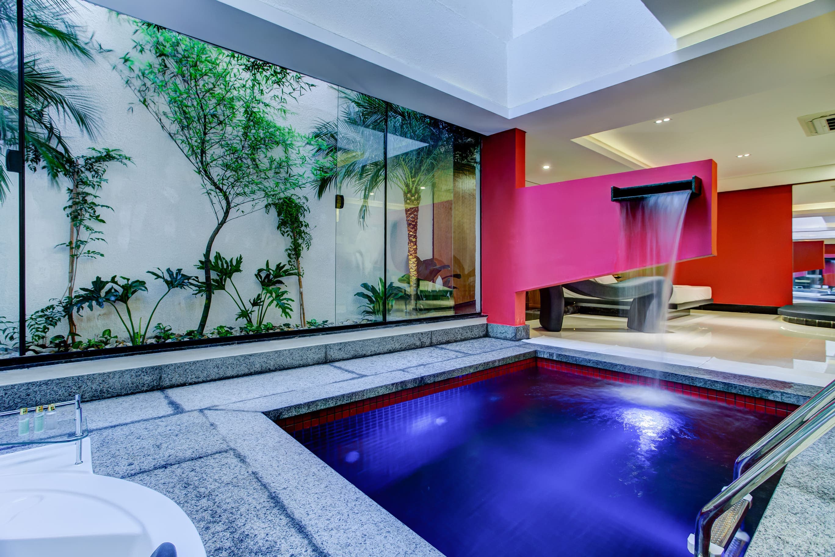 Piscina e cascata da Suíte Private